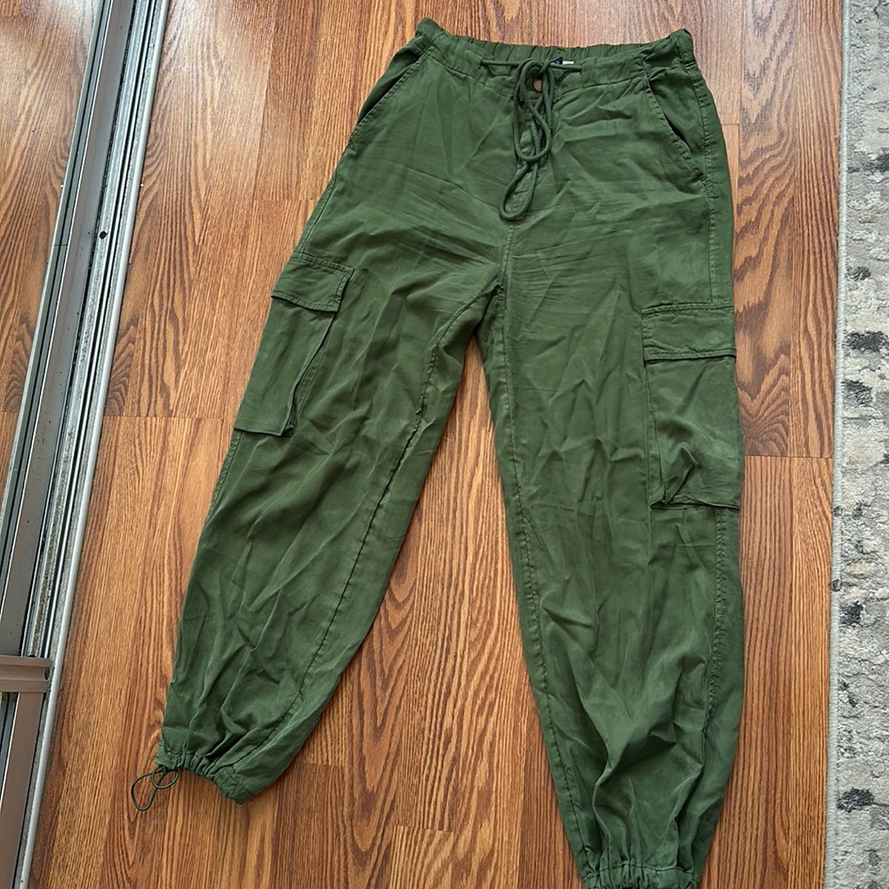 Women’s UNIVERSAL THREAD light cargo pant with drawstring strap on ankle